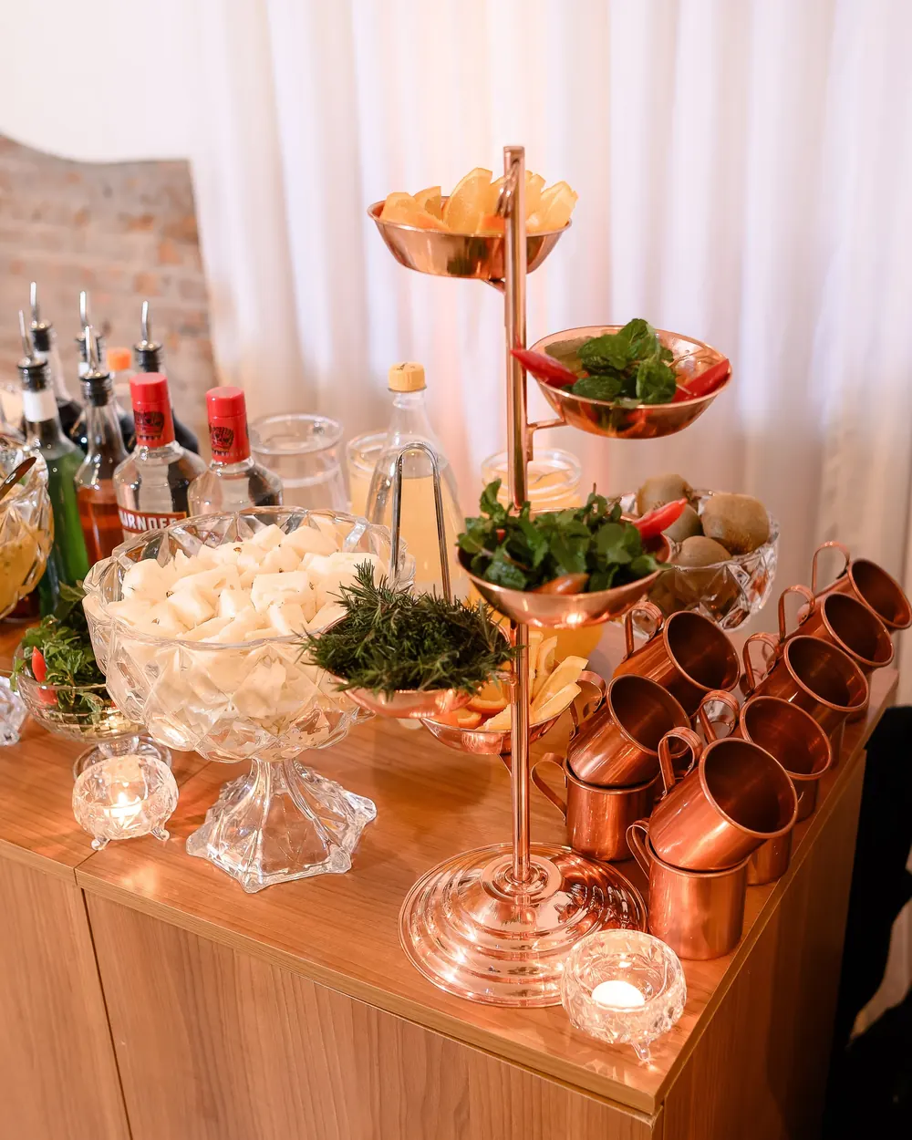 Estrutura de bar da Wolf Open Bar com torre de cobre, taças de cristal e canecas de cobre montada para um evento